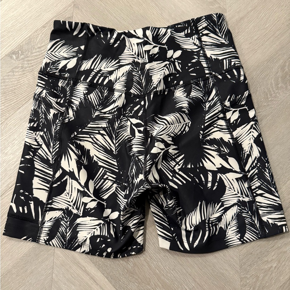 Old Navy Powersoft Women's Biker Shorts - Black White Tropical - Picture 2 of 3